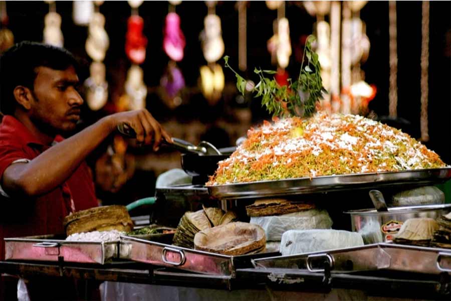 রাস্তার ধারে চাটের দোকানগুলিতে অমিল টোম্যাটো। 