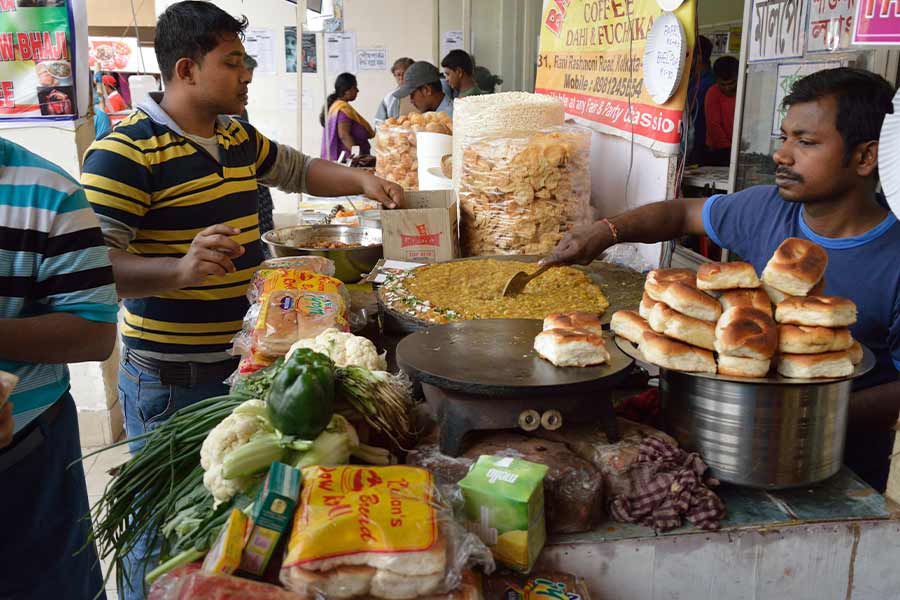 ক্যামাক স্ট্রিটের এক পাউভাজি বিক্রেতার সঙ্গে কথা বলে জানা গেল, টোম্যাটো নয়, সব্জির স্বাদ বাড়াতে এখন তাঁরা আমচুর গুঁড়ো, লেবুর রস বেশি ব্যবহার করছেন।