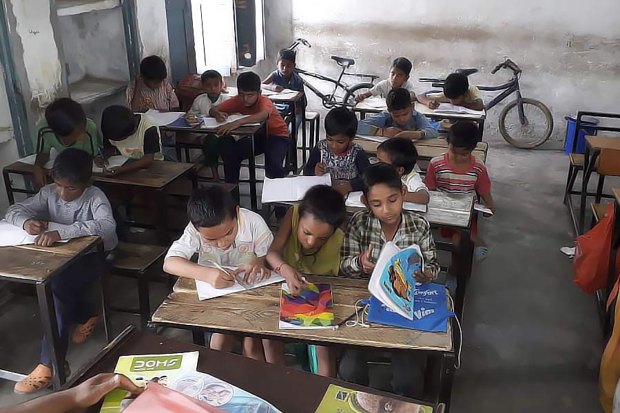 দিল্লির করোল বাগ এলাকার একটি স্কুলে ভর্তি করানো হয় অজিতকে। সেই স্কুলে অজিত ছাড়া দৃষ্টিহীন কোনও ছাত্রছাত্রী পড়ত না। নব্বইয়ের দশকে দৃষ্টিহীনদের পড়াশোনার জন্য অত্যাধুনিক তেমন কোনও পদ্ধতিও সে ভাবে চালু ছিল না। এই প্রতিকূলতার মাঝেও পড়াশোনা চালিয়ে গিয়েছিলেন অজিত।