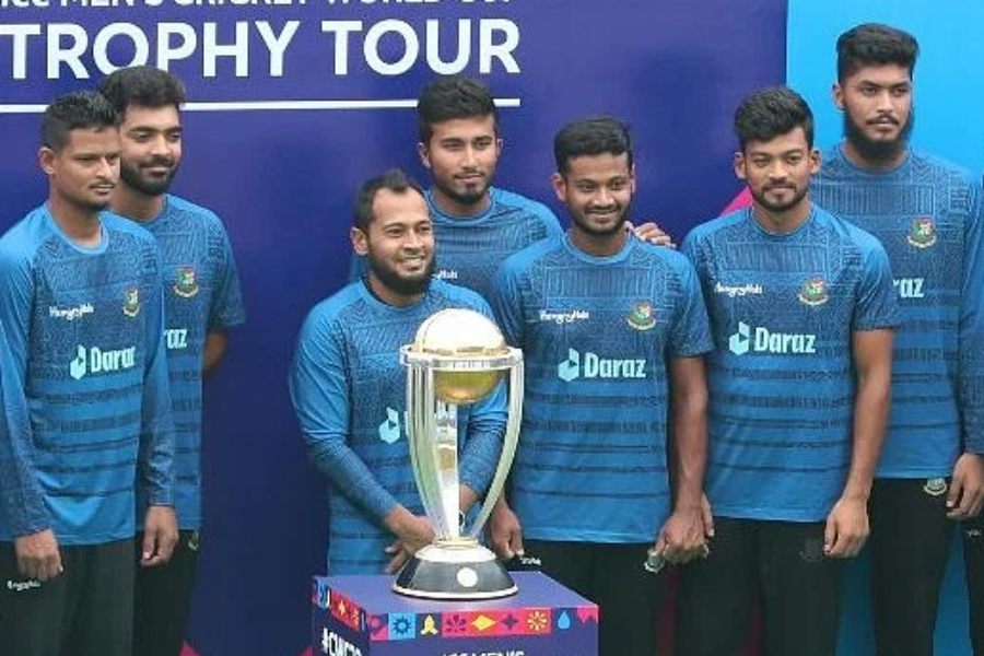 picture of ICC ODI world cup trophy with Bangladesh cricket team