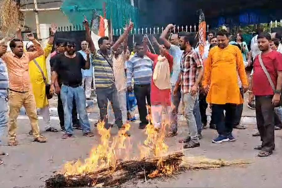 সল্টলেকে বিজেপি রাজ্য দফতরের সামনে কর্মীদের বিক্ষোভ।