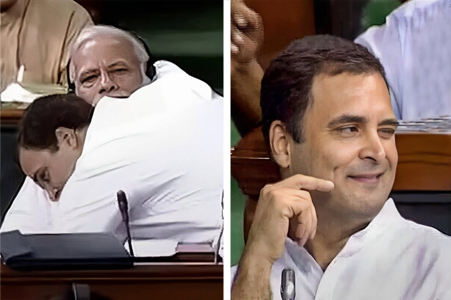সেই রাহুল। লোকসভায় আসন ছেড়ে উঠে গিয়ে সটান মোদীকে জড়িয়ে ধরছেন। ফিরে গিয়ে চোখ মেরে সতীর্থদের বোঝাচ্ছেন— কেমন দিলাম!