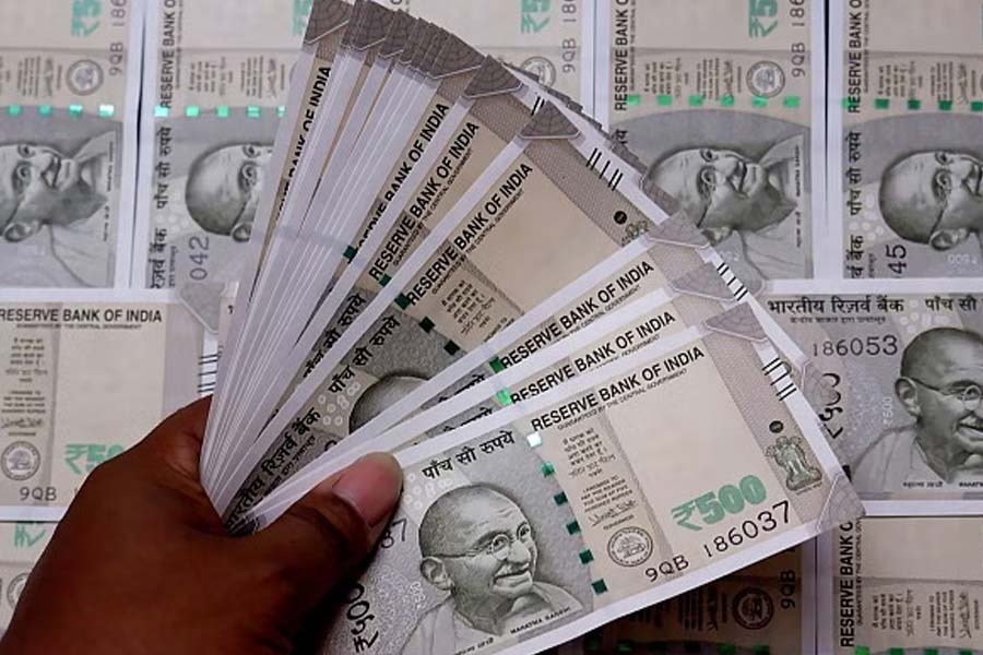 প্রতি মাসে ২২ হাজার টাকা বেতন পেতেন জয়গুরু। কিন্তু এক বছর চাকরি করার পর ক্লান্ত হয়ে পড়েন তিনি। 