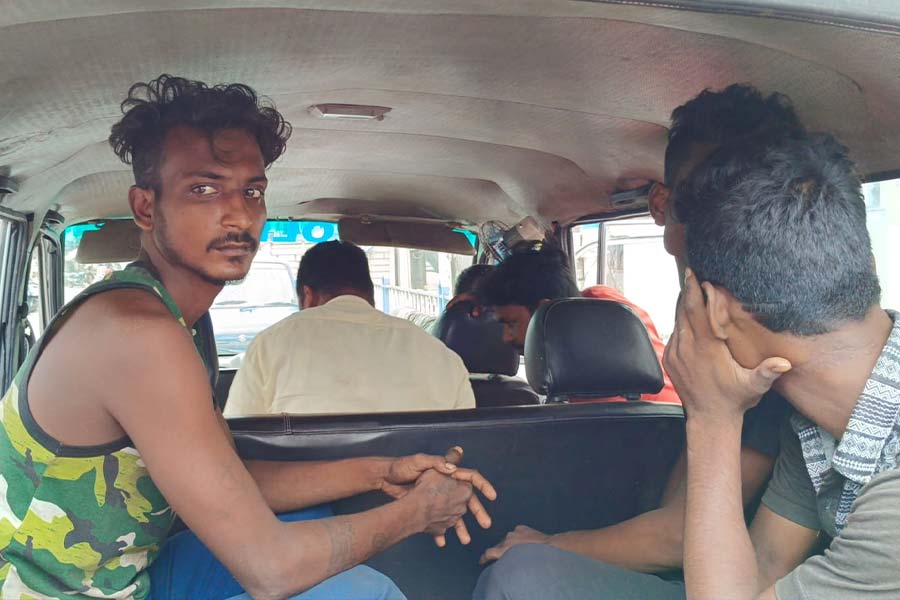 Three muggers who allegedly swipe in Howrah station got arrested in Sonarpur