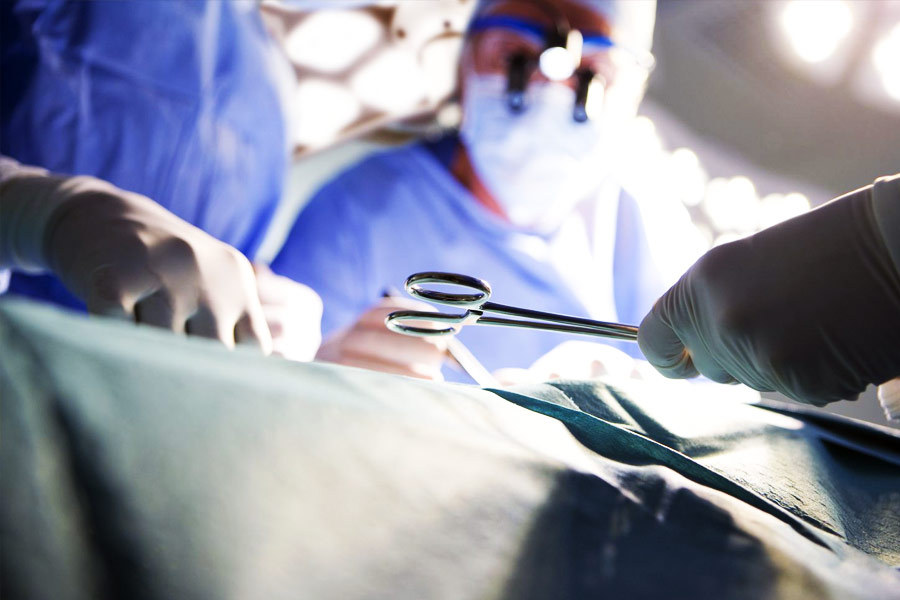 ত্রিশ বছরেই ধরা পড়েছিল কঠিন রোগ। তার এক বছরের মধ্যেই চিকিৎসা শুরু, তার পর অস্ত্রোপচার। অস্ত্রোপচারের পর আরও ৪৫ বছর ৩৬১ দিন কাটিয়েছেন। বহাল তবিয়তে। সারা বিশ্বে নজিরও গড়ে ফেলেছেন কলিন হ্যাংকক।