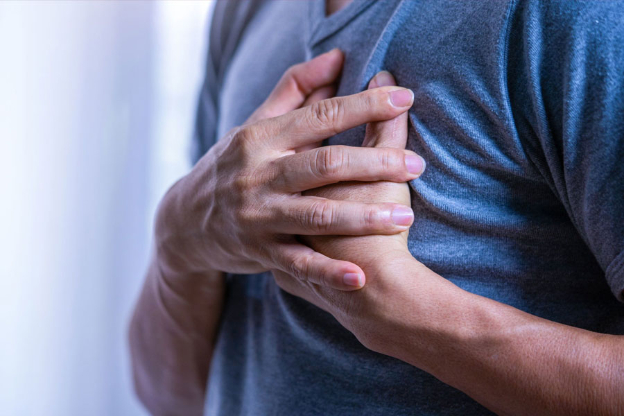 হাইপারকোলেস্টেরলেমিয়া রোগ আবার নানা রকমের হৃদ্‌রোগও ডেকে আনে। যাঁরা এই রোগে ভোগেন, তাঁদের যে কোনও মুহূর্তে হার্ট অ্যাটাক অথবা স্ট্রোক হওয়ার সম্ভাবনা থাকে।