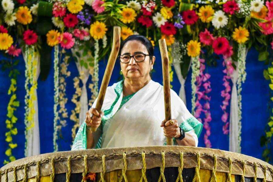 TMC chief and WB CM Mamata Banerjee slams Congress and Left for joining hands with BJP
