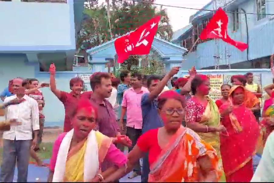 পঞ্চায়েত অফিসের সামনে লাল আবির খেলায় মেতে ওঠেন বাম কর্মী-সমর্থকেরা। সেই সঙ্গে এলাকায় বিলি করা হল লাল বাতাসা।