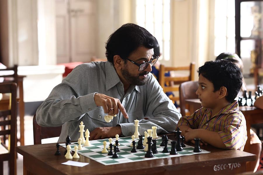 ‘দাবাড়ু’ ছবির শুটিংয়ের ফাঁকে চিরঞ্জিৎ।