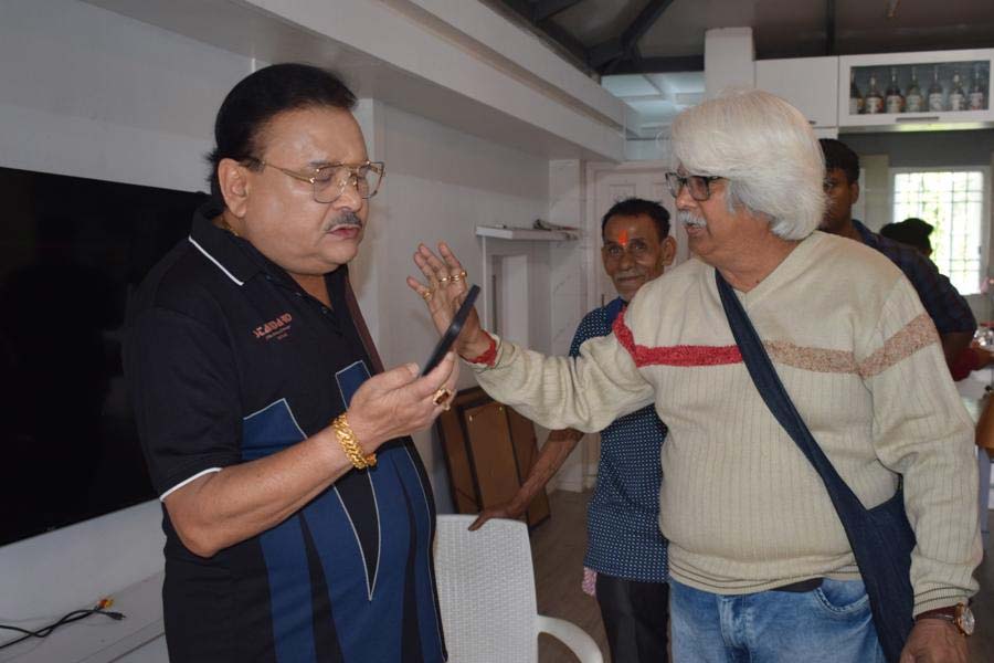 ‘ওহ্ লাভলি’ ছবির শুটিংয়ের ফাঁকে মদন মিত্র এবং হরনাথ চক্রবর্তী।