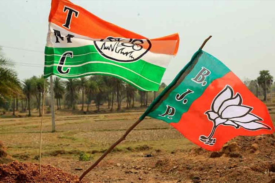 TMC and BJP workers engaged in clash at Khejuri of Purba Medinipur