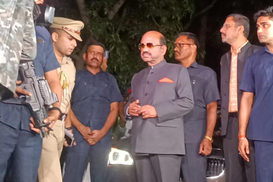 যাদবপুর বিশ্ববিদ্যালয়ের হস্টেলে রাজ্যপাল সিভি আনন্দ বোস।