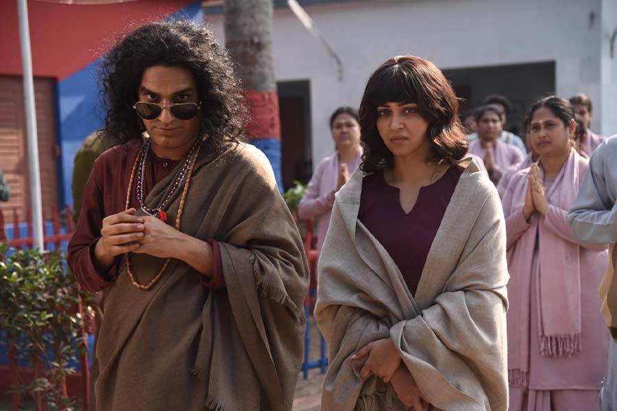 ‘আবার প্রলয়’ ওয়েব সিরিজ়ের একটি দৃশ্যে ঋত্বিক চক্রবর্তী এবং কৌশানী মুখোপাধ্যায়।
