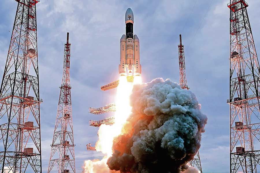 অন্য দিকে, চাঁদের উদ্দেশে আগেই রওনা দিয়েছে ইসরোর চন্দ্রযান-৩। গত ১৪ জুলাই দুপুর ২টো ৩৫ মিনিটে অন্ধ্রপ্রদেশের শ্রীহরিকোটার সতীশ ধওয়ান স্পেস সেন্টারের ‘লঞ্চিং প্যাড’ থেকে সফল উৎক্ষেপণ হয়েছিল মহাকাশযানটির। উৎক্ষেপণের ২২ দিন পর তা চাঁদের কক্ষপথে পৌঁছেছে।