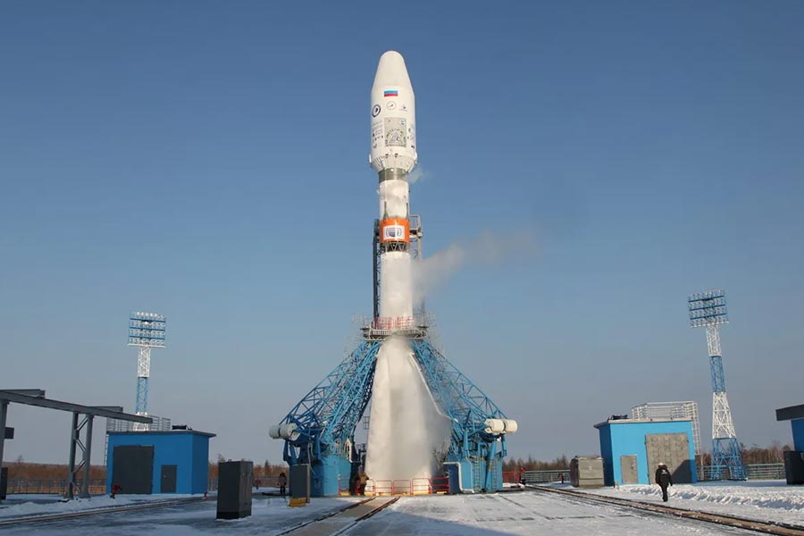 কিন্তু কেন চাঁদের অভিযানে ভারত এবং রাশিয়ার মধ্যে এত ফারাক? ভারতের চন্দ্রযান-৩ চাঁদে পৌঁছতে সময় নিচ্ছে প্রায় ৪১ দিন। সেখানে, রুশ অভিযানে সময় লাগছে মাত্র ১২ দিন! দুই দেশের সময়ের এত ফারাক কেন? ভারতের পরে শুরু করেও কি শেষ হাসি হাসবে রাশিয়া? 