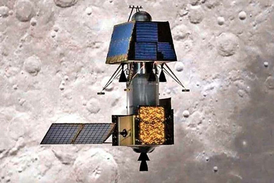 চাঁদের কক্ষপথে প্রবেশের পরেও একই ভাবে এগোচ্ছে ভারতের চন্দ্রযান। সেখানেই ধাপে ধাপে পাঁচ বার কক্ষপথ পরিবর্তন করছে সে। পঞ্চম কক্ষপথে পৌঁছনোর পরেই চন্দ্রযান-৩ পৌঁছে যাবে চাঁদের দক্ষিণ মেরুতে।