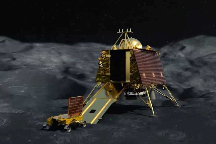 চন্দ্রযান-৩-এর ল্যান্ডার বিক্রমের ওজন ১,৭৫২ কেজি। রুশ ল্যান্ডারের ওজন মাত্র ৮০০ কেজি। চাঁদের দক্ষিণ মেরুতে নেমে চন্দ্রযান-৩ গবেষণার জন্য নানা তথ্য সংগ্রহ করবে ১৪ দিন ধরে। রুশ ল্যান্ডার চাঁদে থাকবে অন্তত এক বছর।