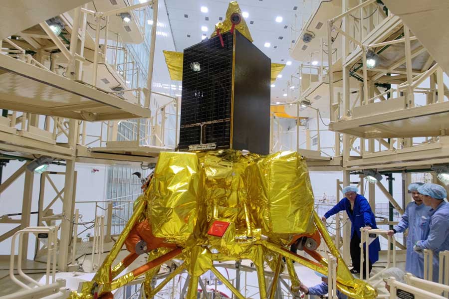 লুনা-২৫-এর ভর ১.৮ টন। পেটের মধ্যে ৩১ কেজি ওজনের বৈজ্ঞানিক যন্ত্রপাতি বহন করছে এই ল্যান্ডার। চাঁদের মাটির অন্তত ৬ ইঞ্চি গভীর থেকে পাথুরে উপাদান সংগ্রহ করবে লুনা-২৫।