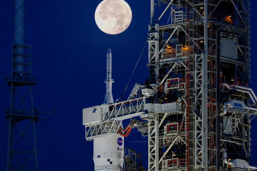 রাশিয়ার এই লুনা-২৫ অভিযানের পরিকল্পনা করা হয়েছিল ২০২১ সালের অক্টোবরে। তখনই মহাকাশযানটির উৎক্ষেপণের কথা ছিল। নানা কারণে এই অভিযান দু’বছর পিছিয়ে যায়।