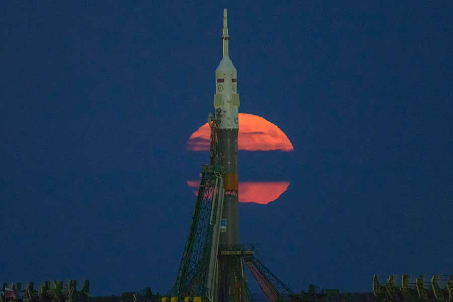 ল্যান্ডার লুনা-২৫-কে নিয়ে রাশিয়ার সোয়ুজ় রকেট শুক্রবার চাঁদে পাড়ি দেবে। তার আগে উৎক্ষেপণস্থলের আশপাশের গ্রাম খালি করা হয়েছে। কোনও কারণে রকেটের কোনও অংশ যদি ভেঙে পড়ে, তা হলে গ্রামবাসীদের যাতে সমস্যা না হয়, সেই কারণেই এই তৎপরতা। তবে রকেটের অংশ ভেঙে পড়ার সম্ভাবনা এক লক্ষের মধ্যে এক বার মাত্র।