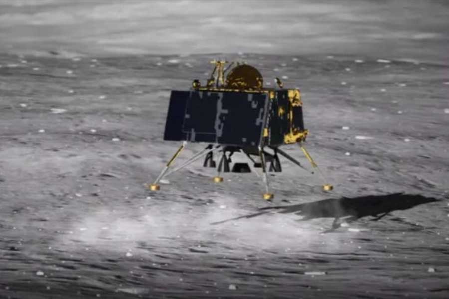 এর আগেও চাঁদের মাটিতে সফল ভাবে ল্যান্ডার নামিয়েছে রাশিয়া। আমেরিকা এবং চিনেরও সেই কৃতিত্ব রয়েছে। ইসরোর অভিযান সফল হলে এই তালিকায় চতুর্থ দেশ হিসাবে নাম লেখাবে ভারত।