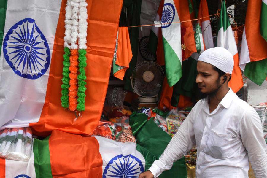 স্বাধীনতা দিবসের আগে বিকোচ্ছে পতাকা। বহরমপুরে তোলা ছবি।