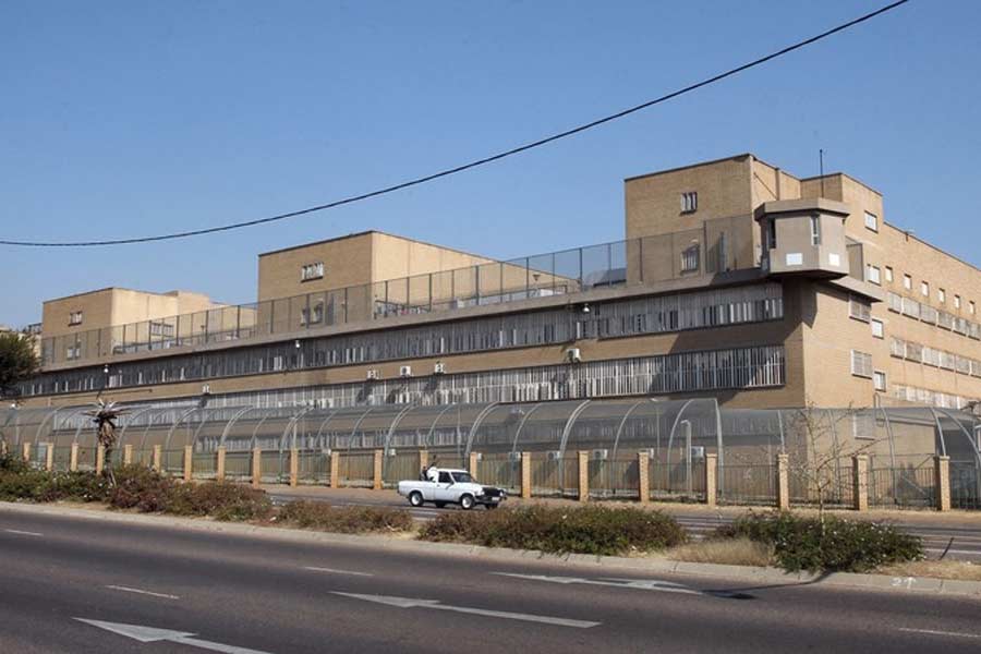 Prisoner shared his experience about how he stabbed a prison guard to survive in prison