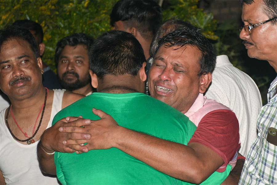 Father of Swapnadeep Kundu carried his son's body to cremation ground