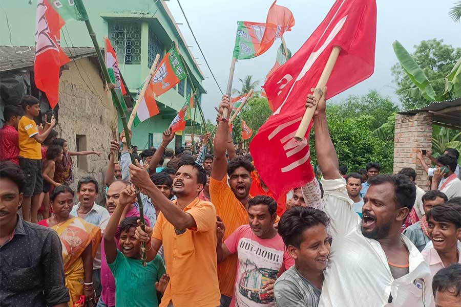 উল্লাসে বাম-রাম। পাশাপাশি। জাজিগ্ৰাম পঞ্চায়েতে বোর্ড গঠনের পরে শুক্রবার।