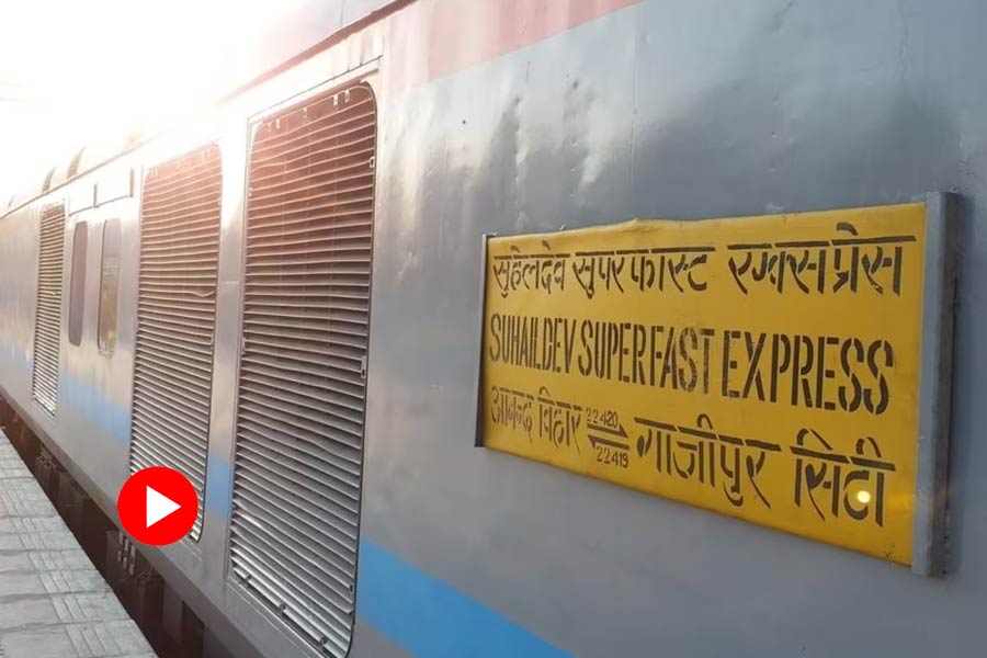 Passengers allegedly locked TTE inside train’s bathroom after power failure.