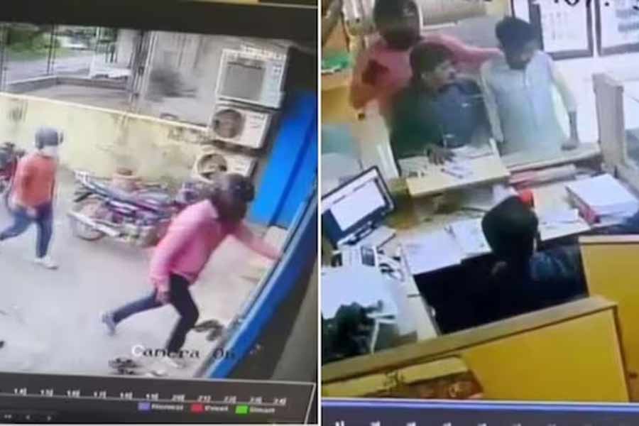 In five minutes, armed robbers loot Rs 14 lacs from bank in Surat