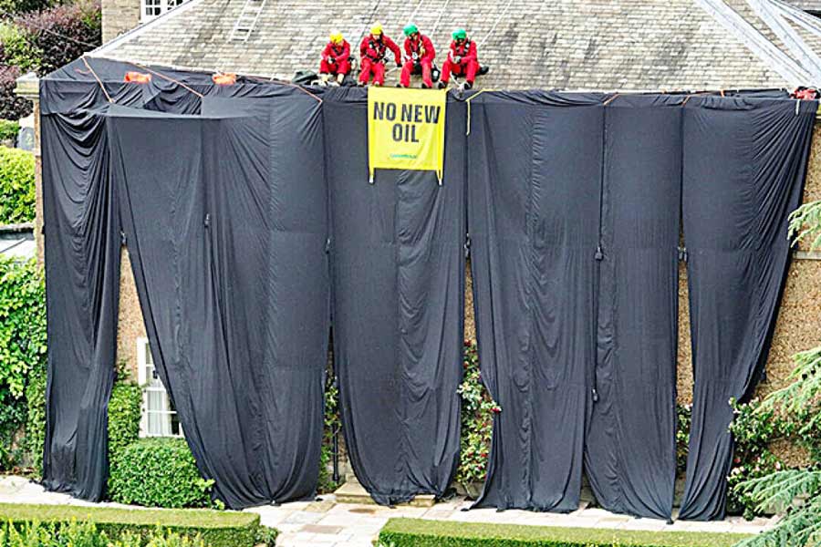 প্রতিবাদ: প্রধানমন্ত্রীর বাড়ি ঢাকা হচ্ছে। 