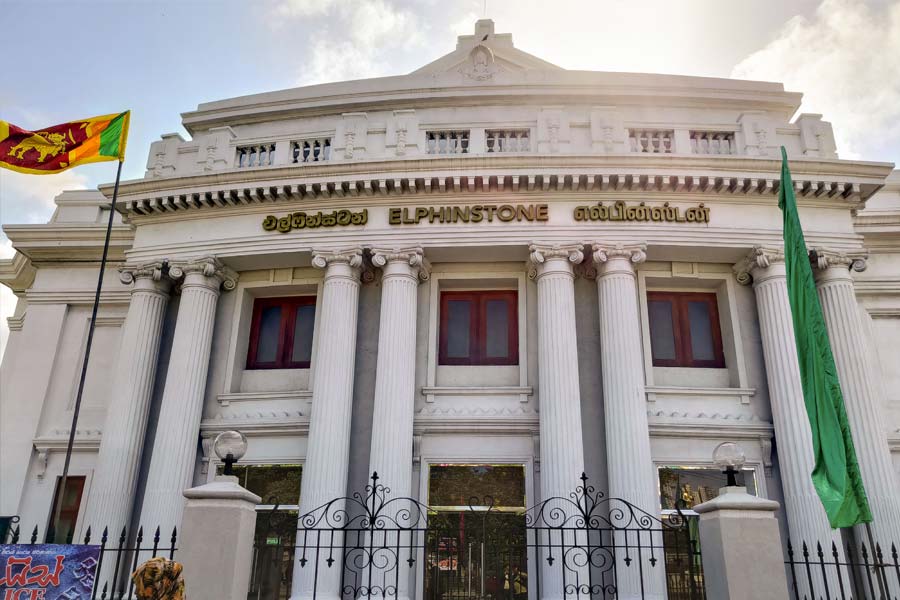 শ্রীলঙ্কার অর্থভান্ডারে টান পড়েছিল আগেই। ২০২২ সালে সেই টলমল অর্থনীতির প্রভাব পড়তে শুরু করে দেশের রাজনীতিতেও। রাষ্ট্রপতি, প্রধানমন্ত্রী-সহ দেশের প্রশাসনের বিরুদ্ধে ক্ষোভ উগরে দিয়েছিলেন মানুষ। যা রাষ্ট্রপ্রধানের গদি নড়িয়ে দেয়।