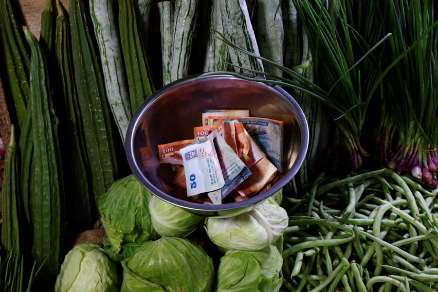 ২০২২ সালে প্রবল অর্থনৈতিক বিপর্যয়ের সম্মুখীন হয়েছিল শ্রীলঙ্কা। দেশটির বৈদেশিক মুদ্রার ভান্ডার তলানিতে ঠেকেছিল। হু হু করে বৃদ্ধি পেয়েছিল নিত্যপ্রয়োজনীয় জিনিসপত্রের দাম।