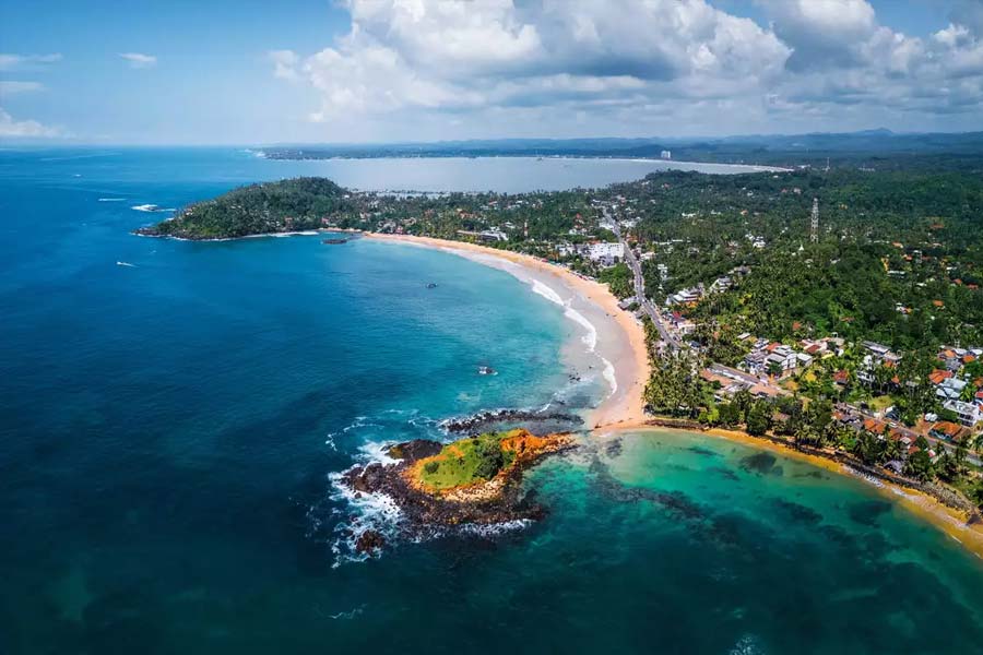 আর্থিক বিপর্যয়ে ক্লান্ত সেই শ্রীলঙ্কার পরিস্থিতি এখন কিছুটা স্বাভাবিক হয়েছে। ধীরে ধীরে অভ্যন্তরীণ সমস্যা সামলে আন্তর্জাতিক দুনিয়ায় ফের মাথা তুলছে ভারত মহাসাগরের এই ছোট্ট দ্বীপরাষ্ট্র।