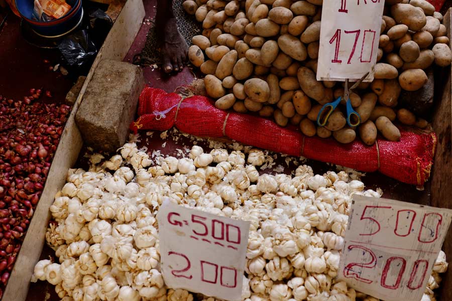 অর্থনৈতিক সঙ্কটের সময়ে শ্রীলঙ্কায় যে হারে মুদ্রাস্ফীতি লক্ষ্য করা গিয়েছিল, তা এখন অনেকটাই কমেছে। টাকার দাম নিয়ন্ত্রণে এসেছে। কিন্তু শ্রীলঙ্কা কি এখন পুরোপুরি ‘সঙ্কটমুক্ত’?