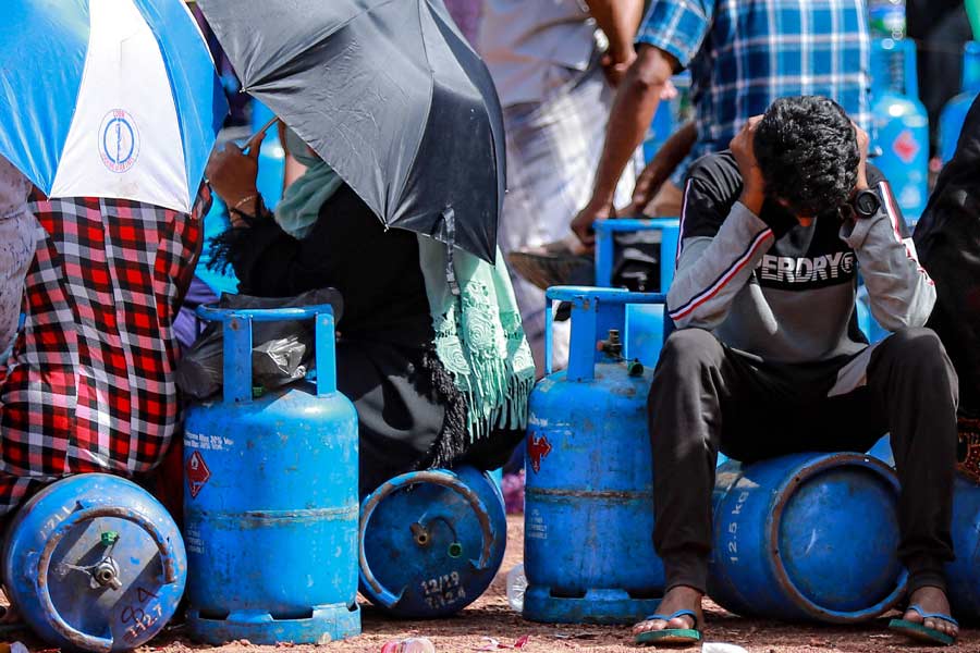 আন্তর্জাতিক অর্থভান্ডারের (আইএমএফ) কাছ থেকে সাহায্য পেয়ে অর্থনীতির হাল ধরেছে শ্রীলঙ্কা সরকার। কিন্তু তাতে সঙ্কট পুরোপুরি সামাল দেওয়া যায়নি।