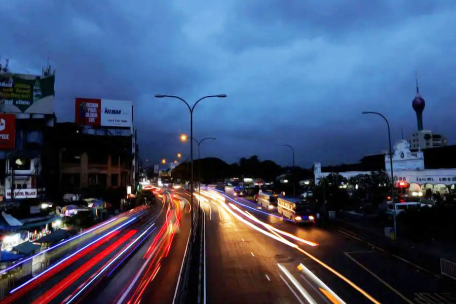 গত কয়েক মাসে শ্রীলঙ্কার মুদ্রাস্ফীতি ৫০ শতাংশেরও বেশি হ্রাস পেয়েছে। বর্তমানে দেশটিতে মুদ্রাস্ফীতির হার ৬.৩ শতাংশ। এর ফলে সার্বিক ভাবে জিনিসপত্রের দাম কমেছে। কিছুটা হলেও স্বস্তির নিশ্বাস ফেলেছেন দেশের মানুষ।