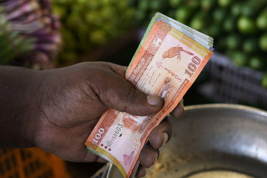 কিন্তু শ্রীলঙ্কার অর্থনীতিতে নতুন জটিলতা লক্ষ্য করছেন বিশেষজ্ঞেরা। জল, খাবার, বিদ্যুতের মতো আবশ্যিক উপাদানগুলির মূল্য এখনও তাদের চিন্তার কারণ। এগুলিই অর্থনৈতিক স্থিতিশীলতার প্রতিবন্ধক।