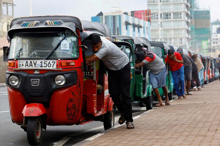 বিশেষজ্ঞেরা মনে করছেন, শ্রীলঙ্কায় রাষ্টায়ত্ত সংস্থাগুলিকে এখনও ঠিক ভাবে কাজে লাগানো সম্ভব হচ্ছে না। যে কারণে অর্থনৈতিক সমস্যার সম্পূর্ণ সমাধান করা যায়নি এখনও।