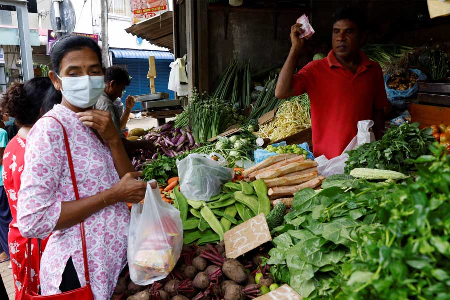 আইএমএফের তরফে অর্থনীতির যে নিয়মকানুন নির্দিষ্ট করে দেওয়া হয়েছে, রাষ্ট্রায়ত্ত সংস্থাগুলি সেই নিয়ম মানছে না বলেও দাবি। যাকে অর্থনৈতিক জটিলতার অন্যতম কারণ বলে মনে করা হচ্ছে।