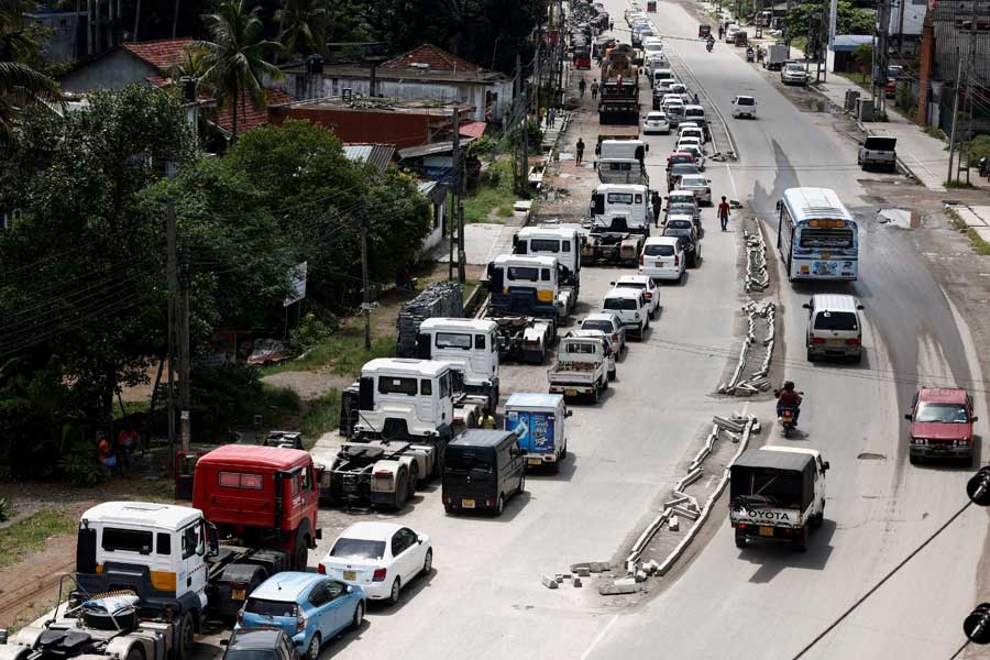 চলতি বছরে শ্রীলঙ্কার মুদ্রার মান ১০ শতাংশ বৃদ্ধি পেয়েছে। কিন্তু অর্থনীতিবিদেরা তাতে চিন্তামুক্ত নন। কারণ শ্রীলঙ্কা আদ্যোপান্ত আমদানি নির্ভর দেশ। আমদানির চাহিদা বৃদ্ধির সঙ্গে সঙ্গে মুদ্রাস্ফীতিও মাথাচাড়া দিয়ে উঠবে বলে আশঙ্কা তাঁদের।