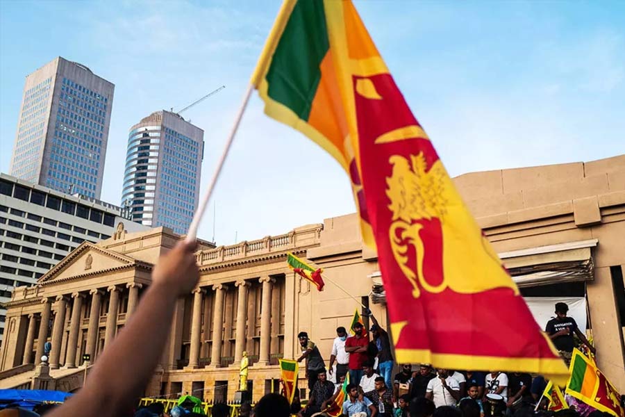 শ্রীলঙ্কার কেন্দ্রীয় ব্যাঙ্ক অবশ্য অর্থনীতির স্থিতিশীলতার বিষয়ে আশাবাদী। তারা জানিয়েছে, মূল্যবৃদ্ধি নিয়ন্ত্রণের যে লক্ষ্যমাত্রা তাদের সামনে রয়েছে, তা ৪ থেকে ৬ শতাংশ। আগামী কয়েক মাসের মধ্যে সেই লক্ষ্যমাত্রা ছুঁয়ে ফেলবে বলে আশাবাদী তারা।