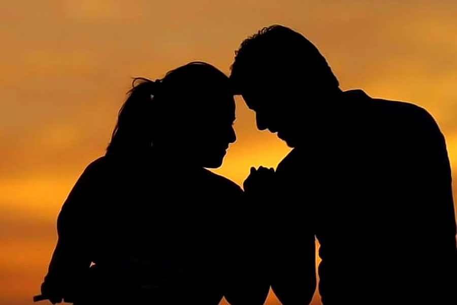 Representational image of lovers