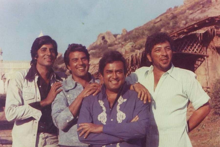 বলিপাড়ায় কানাঘুষো শোনা যায়, ১৯৭৫ সালে রমেশ সিপ্পির পরিচালনায় ‘শোলে’ ছবিটি প্রচুর পরিমাণে ব্যবসা করে। ৩ কোটি টাকার বাজেটে তৈরি এই ছবিটি মুক্তির পর বক্স অফিস থেকে ৩৫ কোটি টাকার ব্যবসা করে।