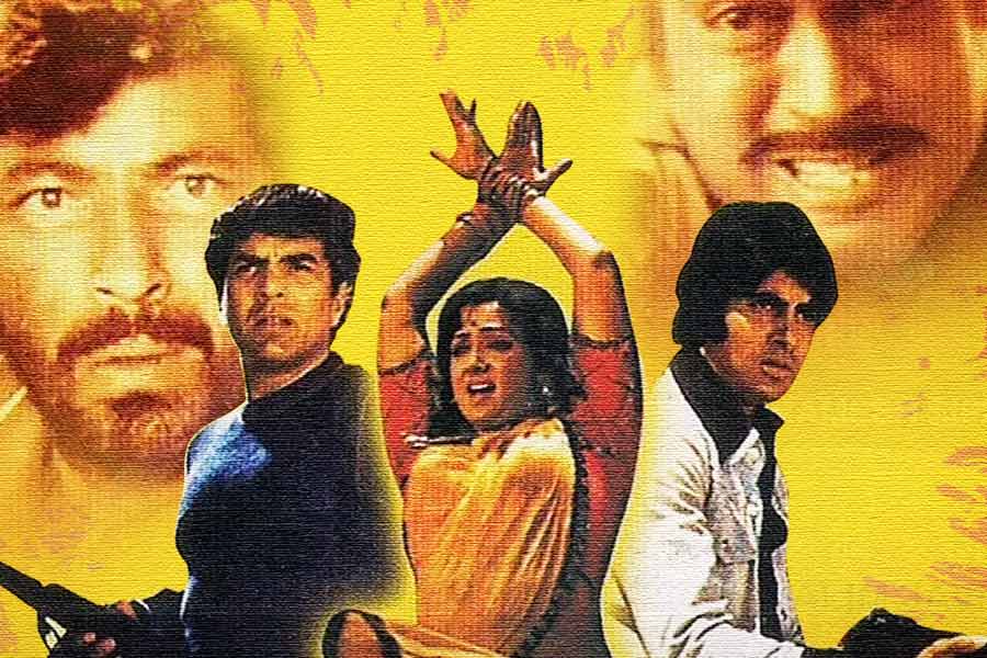 এমনকি ‘শোলে’ ছবিটি হিন্দি ফিল্মজগতে এমন জায়গা তৈরি করে যে, মুক্তির পর সর্বাধিক টিকিট বিক্রির খাতায় নাম লিখিয়ে ফেলেছিল এই ছবি।