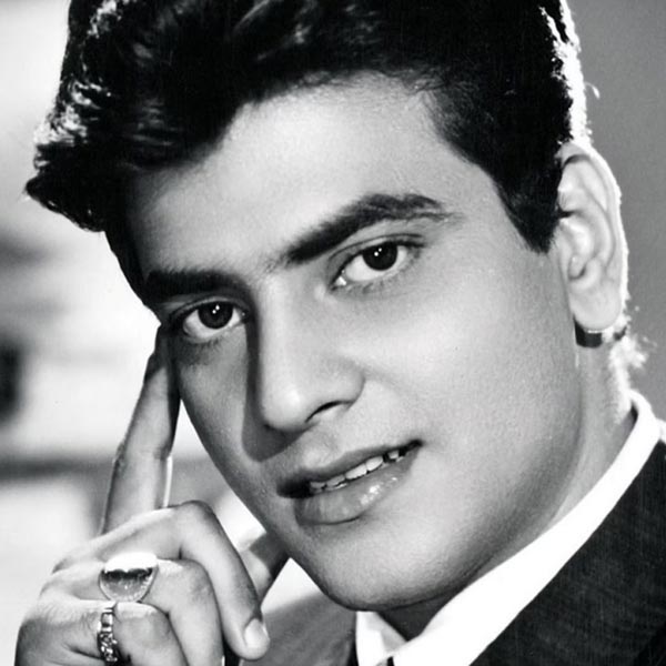 কিন্তু ‘শোলে’ দর্শকের কাছে ভালবাসা পেলেও সত্তরের দশকে ১০০০ কোটির বেশি ব্যবসা করেছিল জিতেন্দ্রের একটি ছবি।