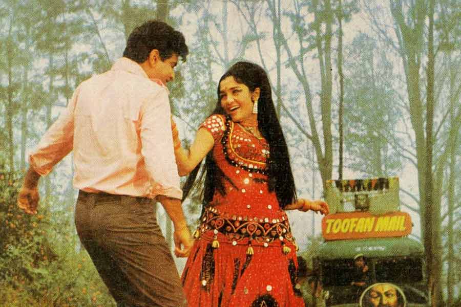 ‘কারবাঁ’ ছবির প্রযোজনার দায়িত্বে ছিলেন নাসিরের ভাই তাহির হুসেন। তিন দশকের কেরিয়ারে জিতেন্দ্র যে ২০০টির বেশি ছবিতে অভিনয় করেছিলেন, সেগুলির মধ্যে ‘কারবাঁ’ অন্যতম।