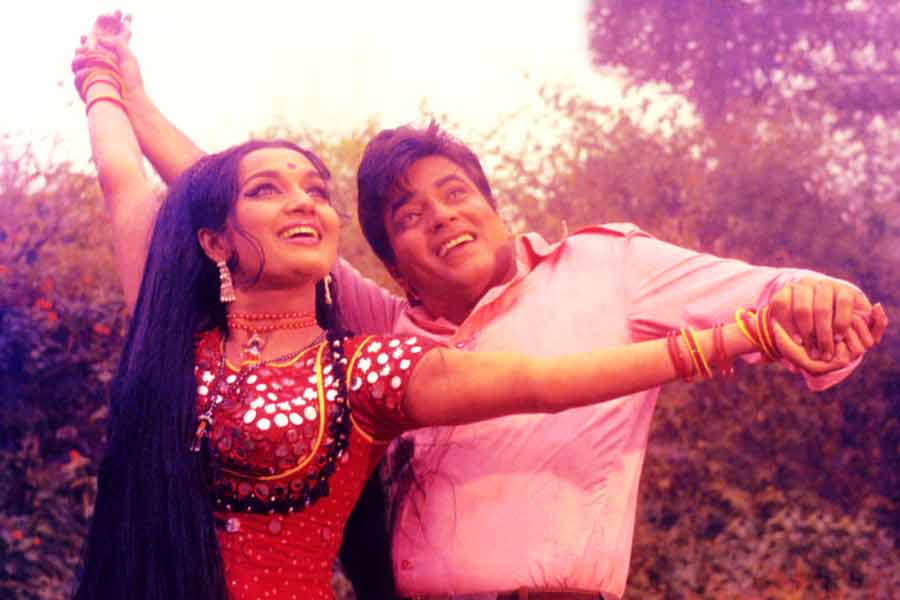 বলিপাড়া সূত্রে খবর, ‘শোলে’ ছবির মুক্তির পর মোট ২৫ কোটি টিকিট বিক্রি হয়েছিল। কিন্তু ‘কারবাঁ’ সেই অঙ্ককেও পার করে যায়।