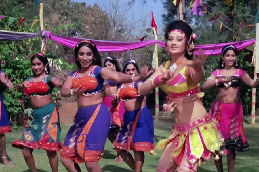 ‘কারবাঁ’ মুক্তির আট বছর পর ১৯৭৯ সালে চিনেও মুক্তি পায় এই ছবি। ভারতের মতো চিনেও জিতেন্দ্রের ছবি ভাল সাড়া ফেলে।